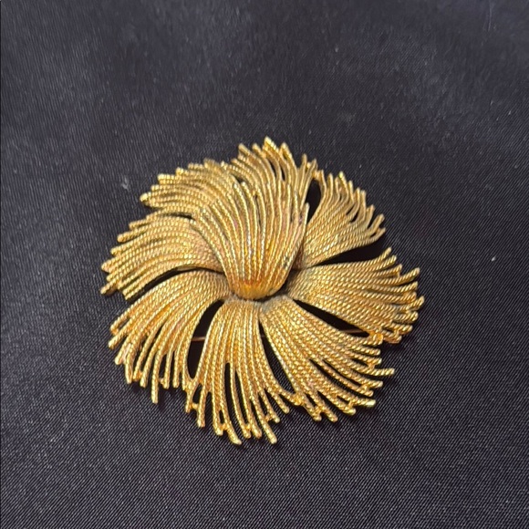 Elegant Gold Brooch - Picture 1 of 3